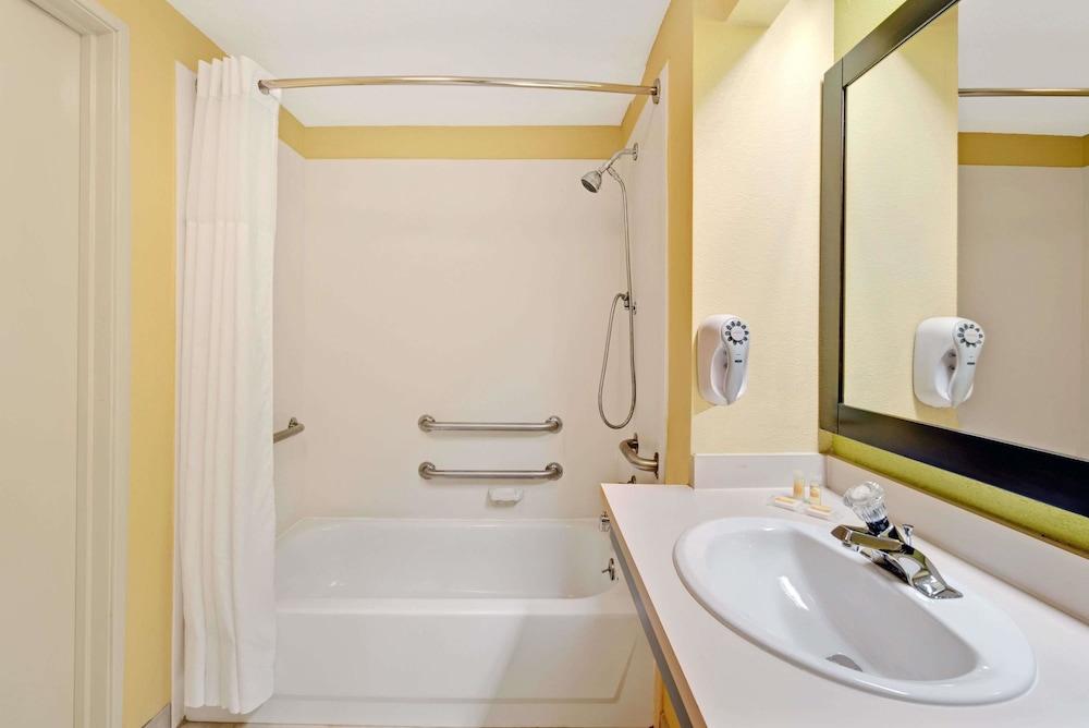 Days Inn & Suites By Wyndham Desoto Bagian luar foto